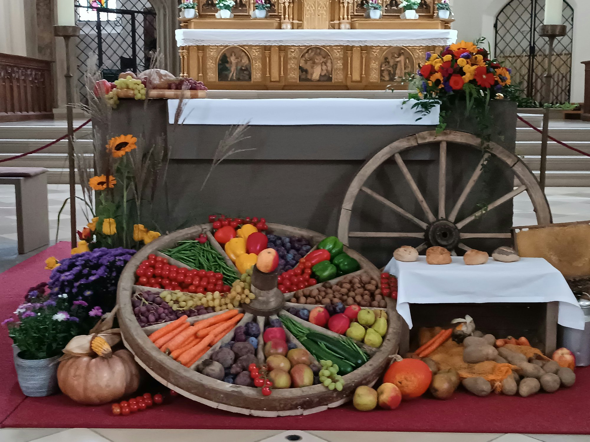 Example of an altar decorated with Erntegaben. Photo by Tomasz Anusiewicz on Unsplash